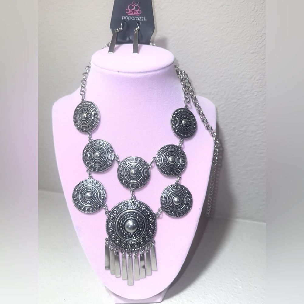 NWT STATEMENT NECKLACE SET